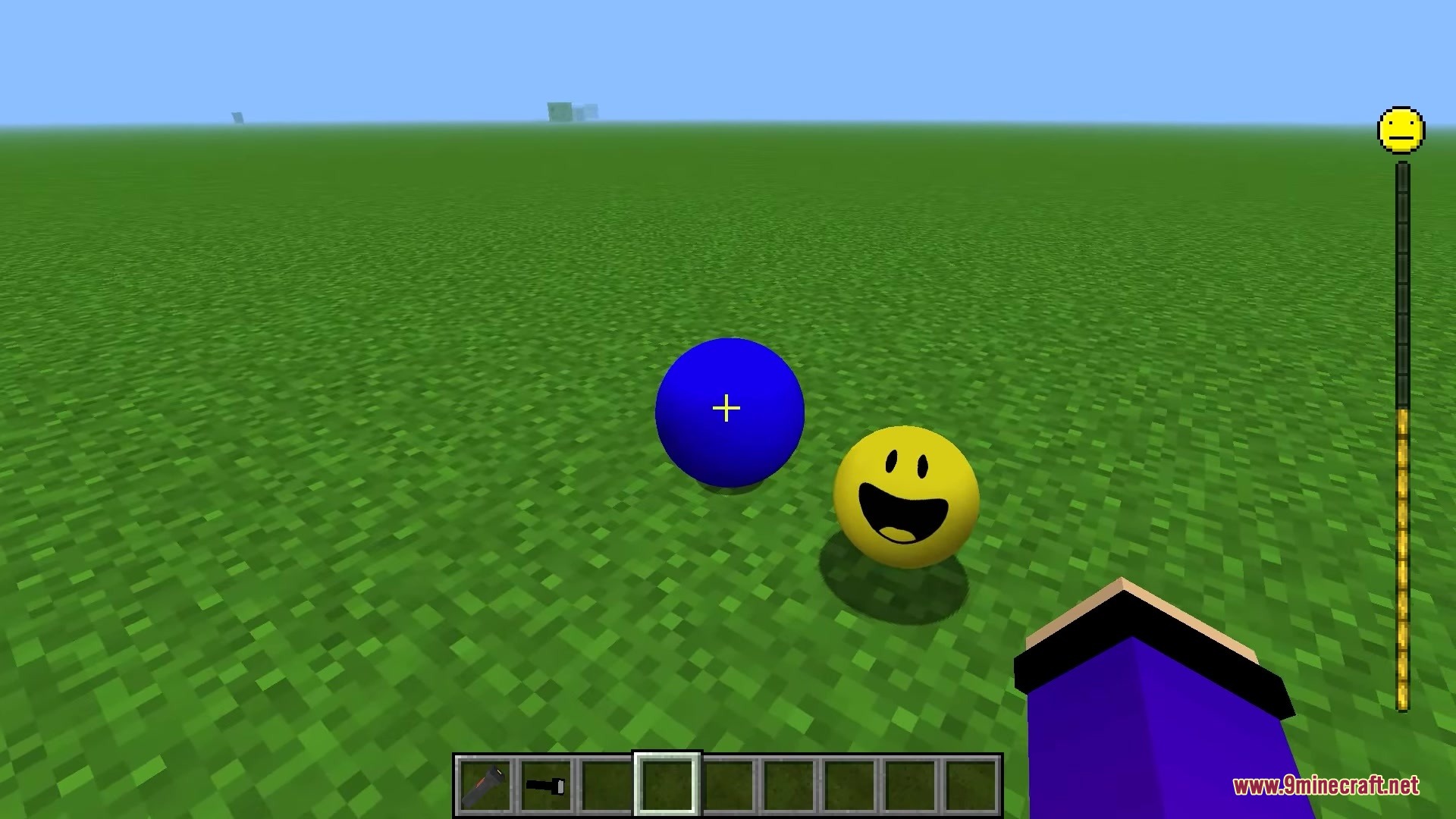 Verity JE Mod Screenshot 2 A blue sphere and a yellow smiley face ball on the green grass