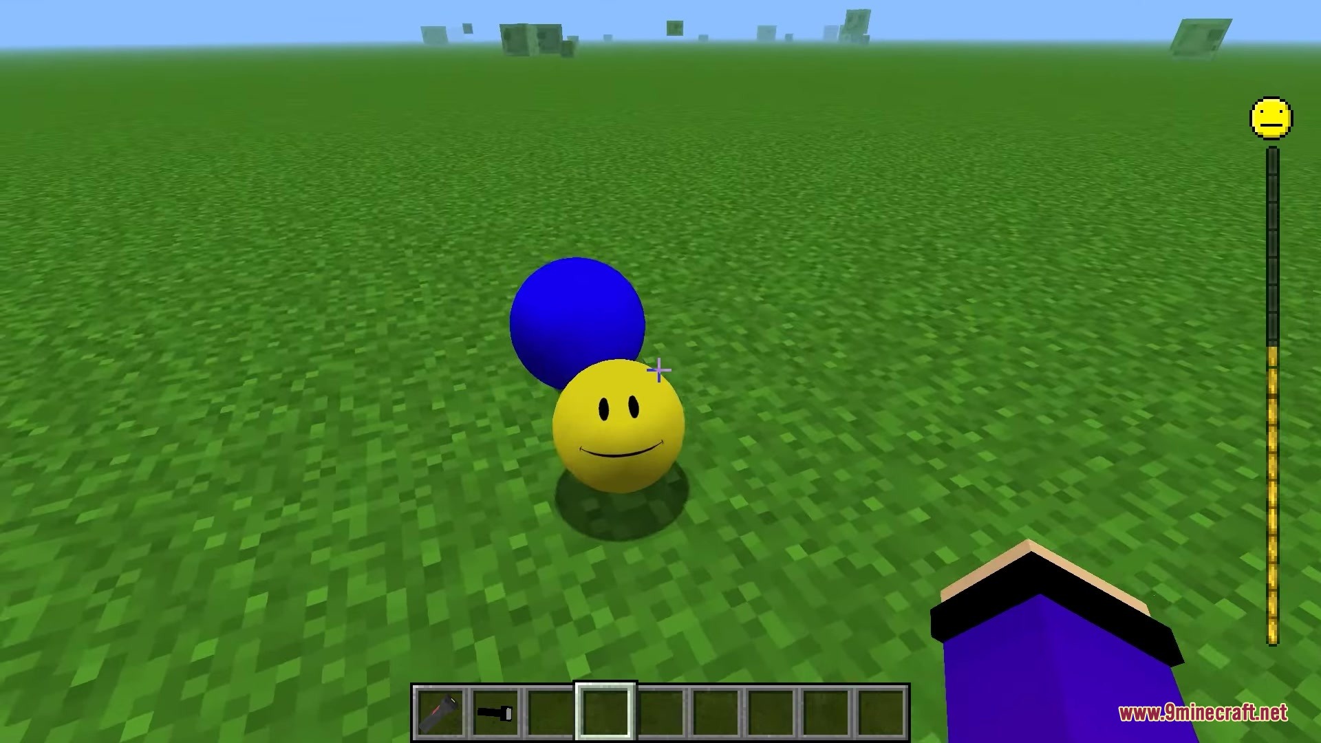 Verity JE Mod Screenshot 3 A yellow smiley assistant ball and a blue sphere on the green grass