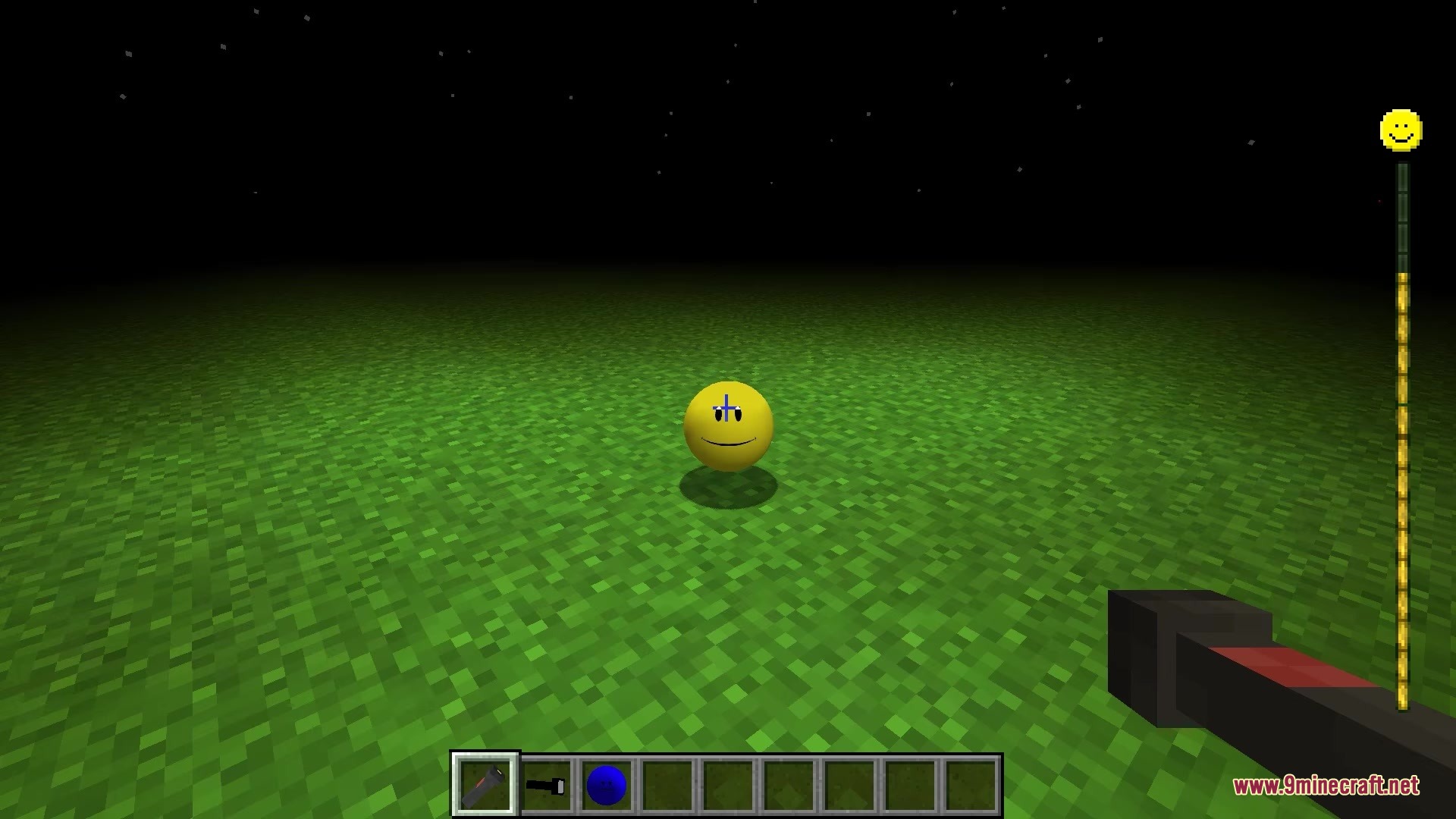 Verity JE Mod Screenshot 4 The yellow smiley assistant ball sits on the grass in the dark night