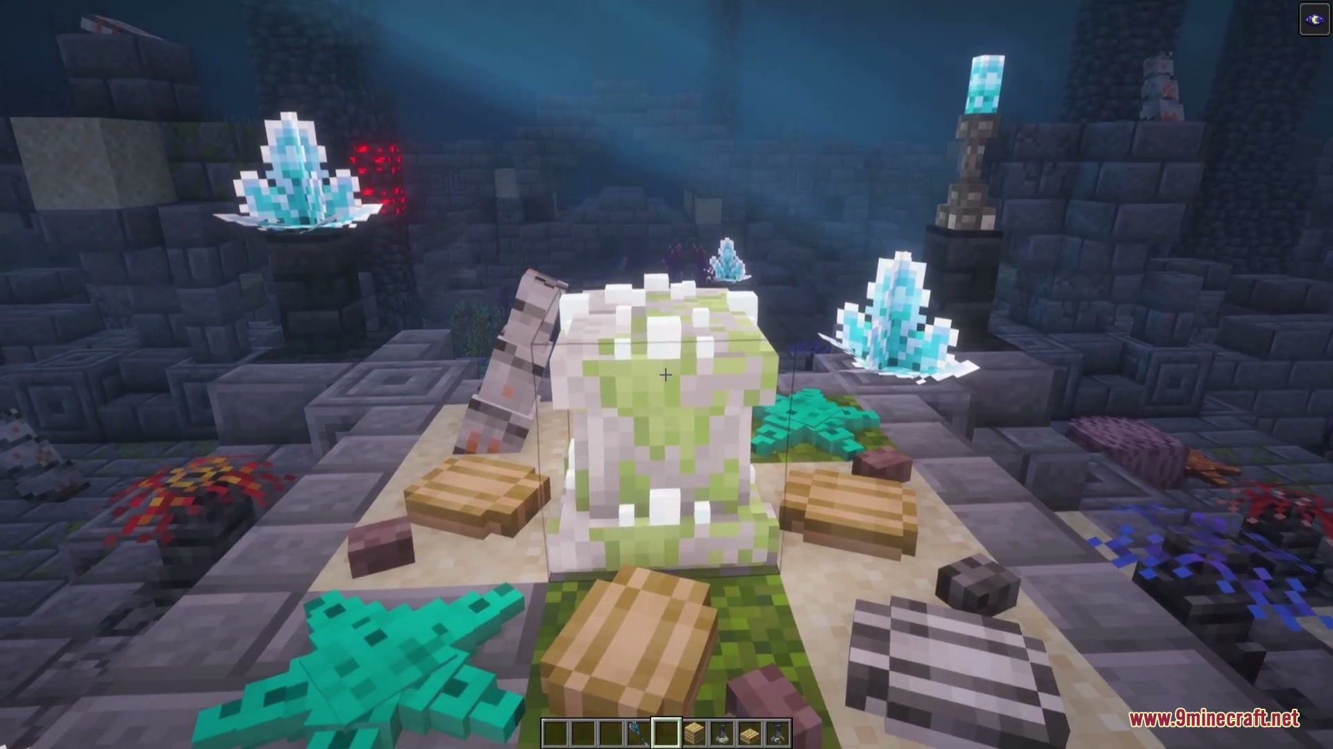 Abyssal Tides Mod Screenshot 4 Placing a crowned jellyfish on a shrine altar to summon a boss