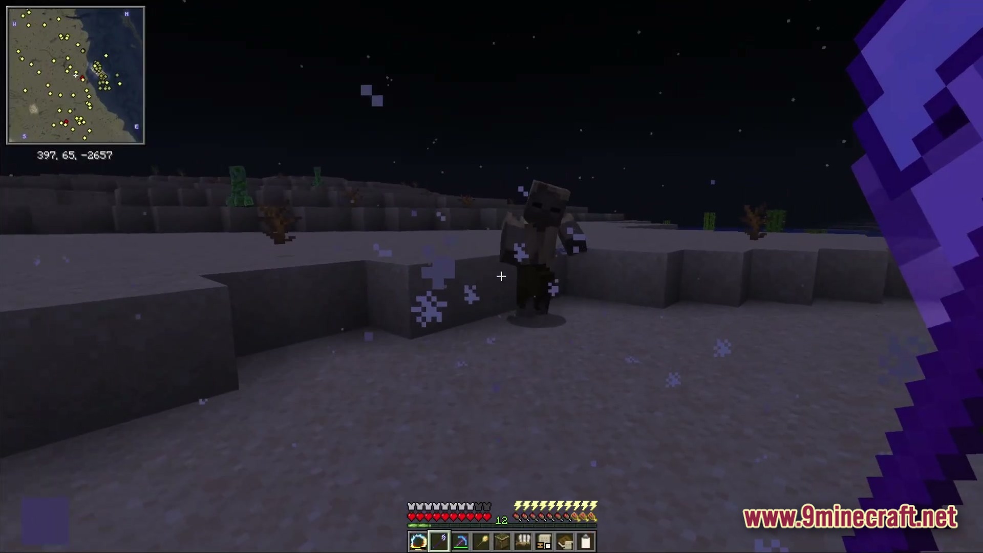 Ancient Kingdoms 3 Modpack Screenshot 6 A player encounters a husk and a creeper in a desert biome at night