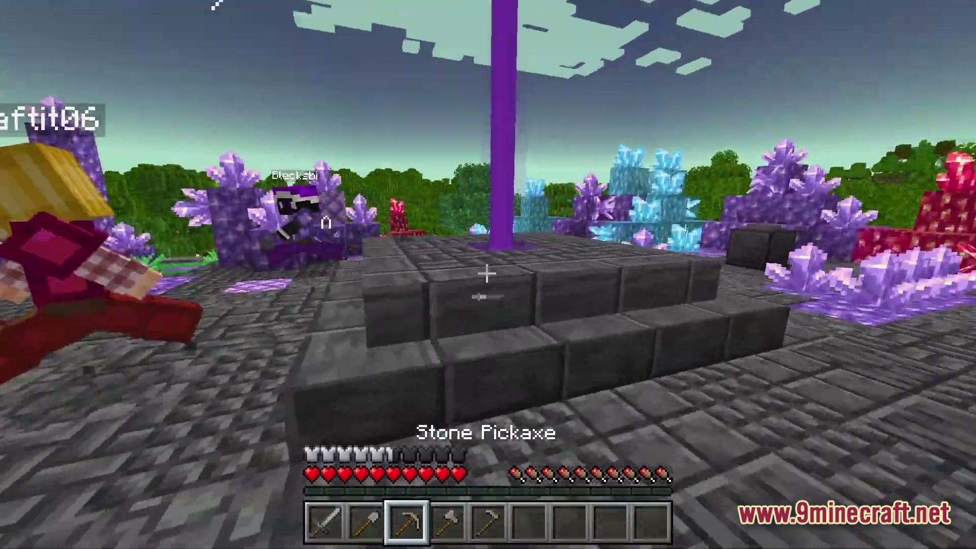 Arcanum Land Modpack Screenshot 3 Players stand near a stone platform emitting a purple beam surrounded by large crystal formations