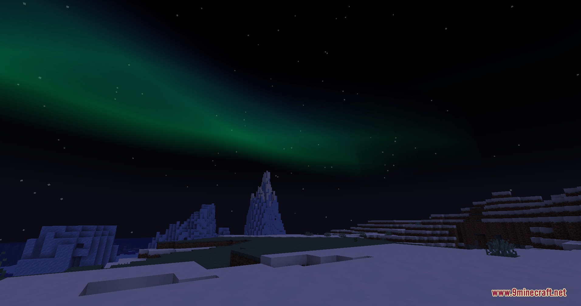 Atmospheric Zenith Mod Screenshot 3 Green northern lights stretching across the night sky above a snowy ice biome