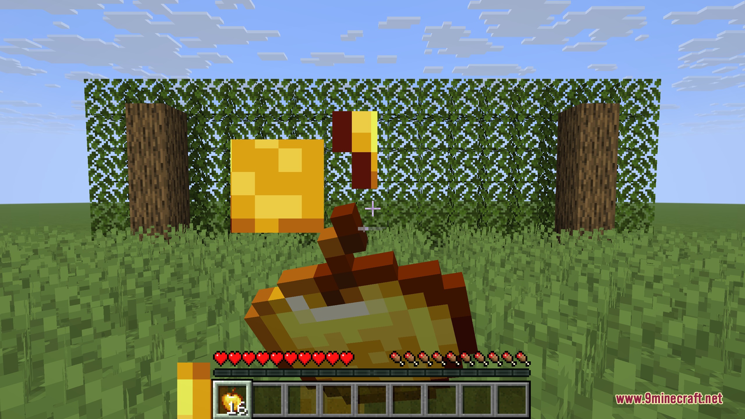 A player eating a golden apple with an indicator showing the consumption progress
