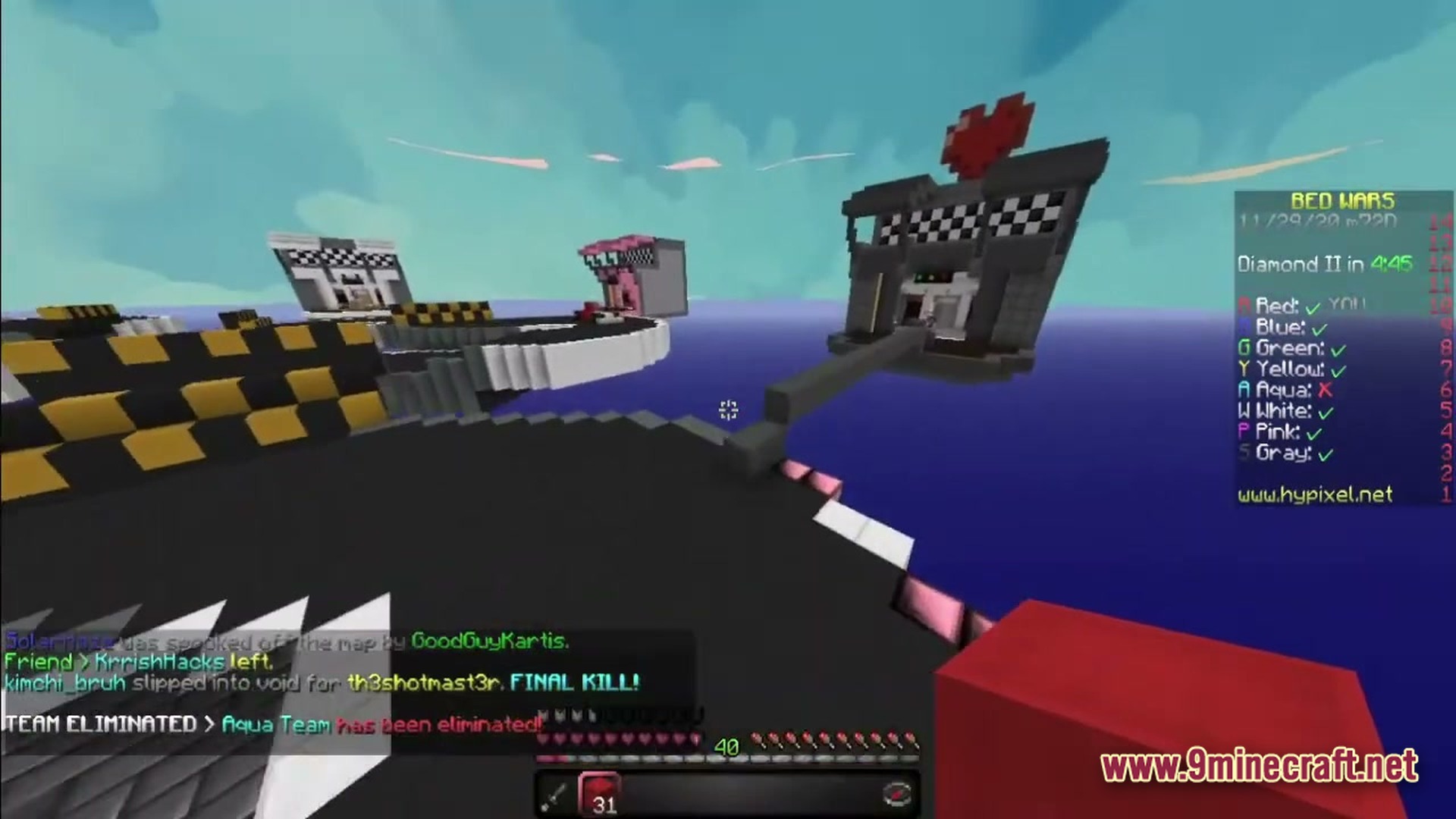 Eternal Return Chronicles Modpack Screenshot 3 A Bed Wars match on the Hypixel server featuring floating islands and a racing-themed map