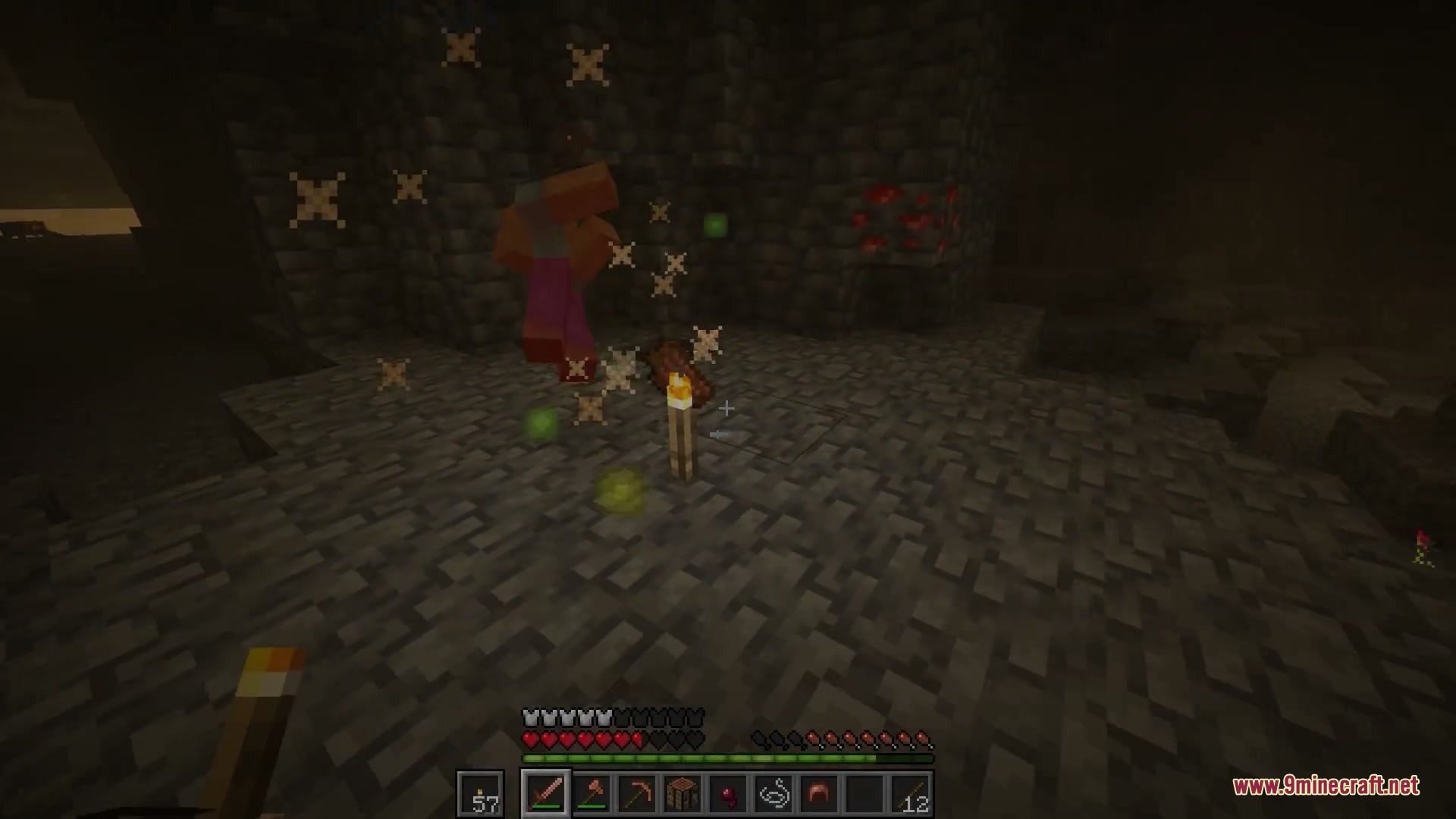 Final Moments Archive Mod Screenshot 2 Experience orbs and particles floating near redstone ore after a player dies
