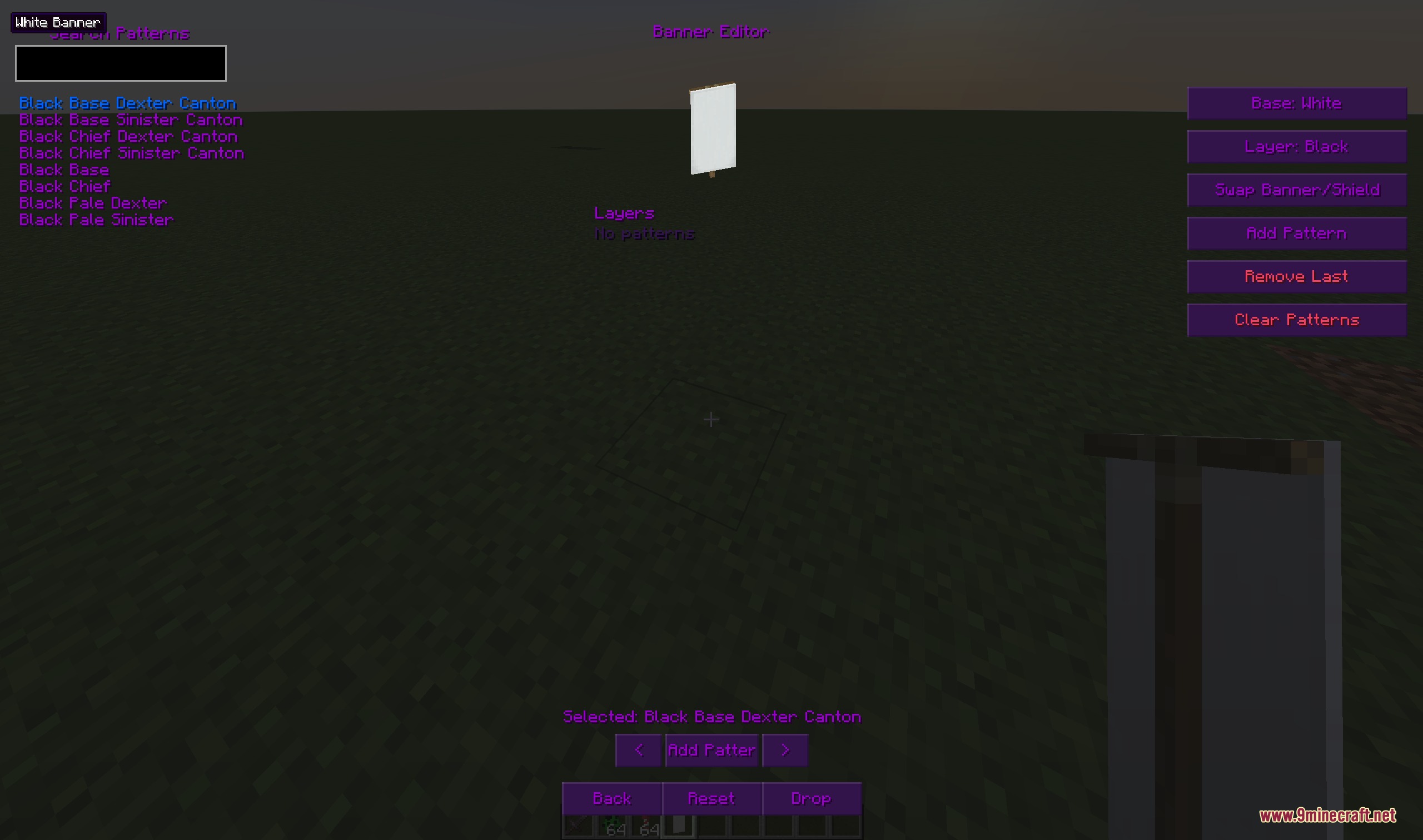 Banner editor interface displaying various pattern options for a white banner