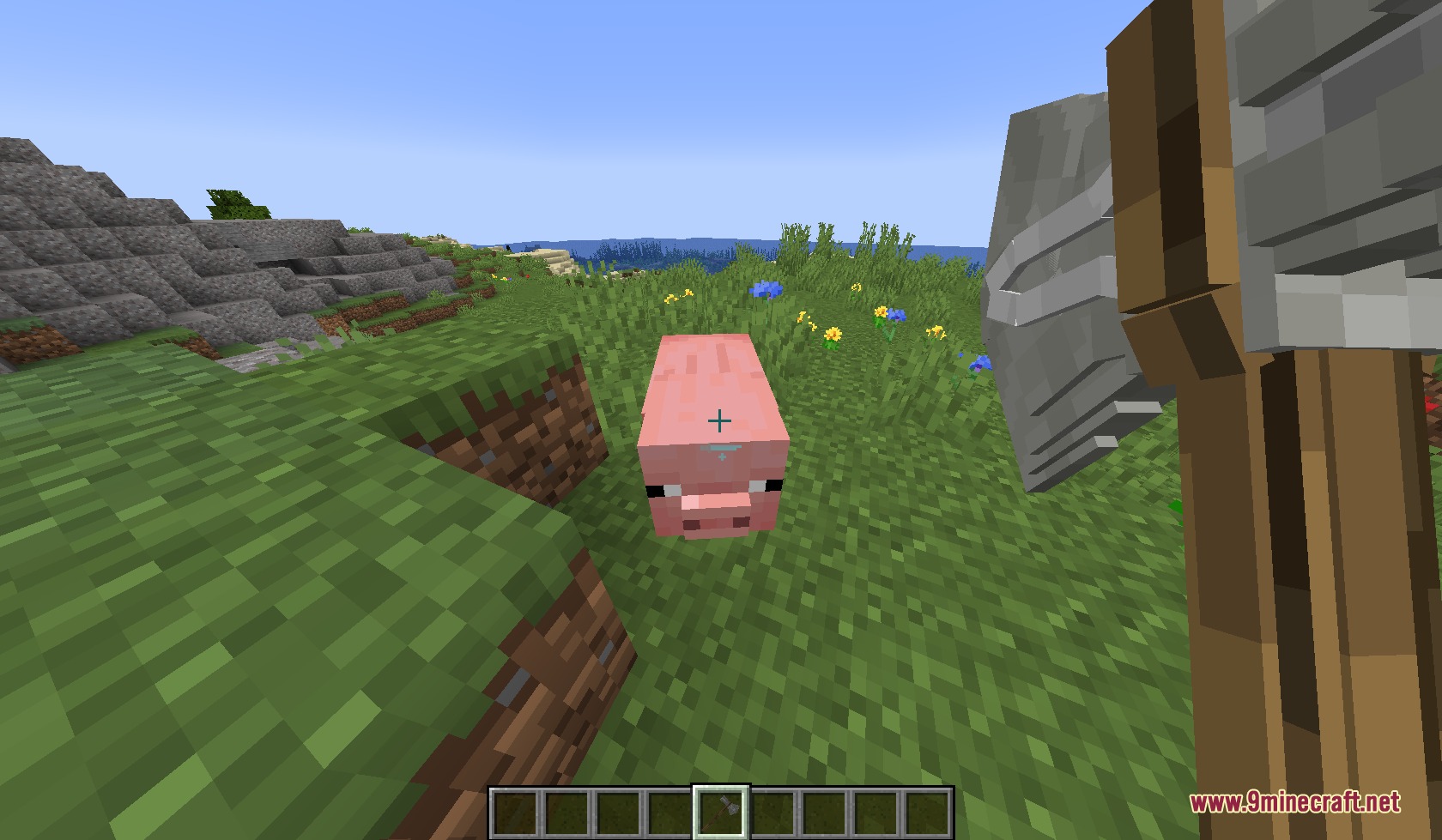 Mace to Stormbreaker Resource Pack Screenshot 2 A player aims the legendary Stormbreaker axe at a pig in a field