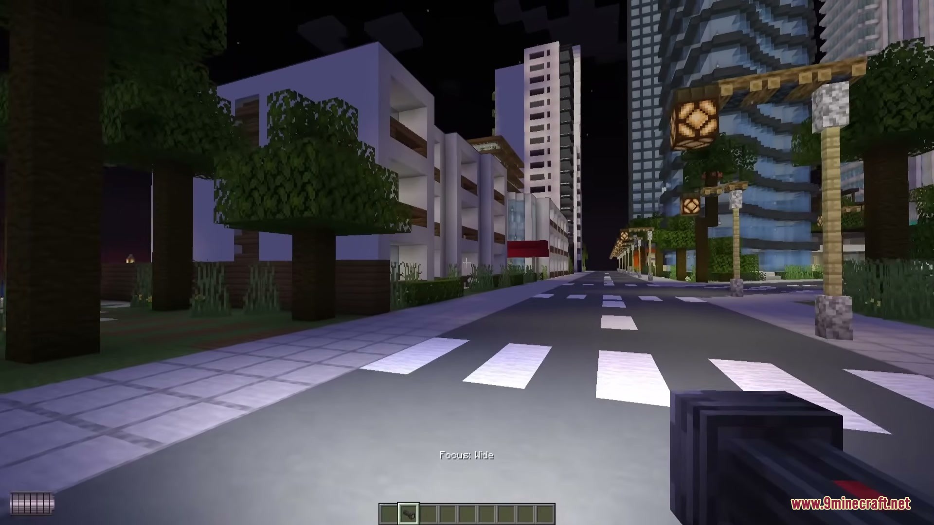 Omega Flashlight Mod Screenshot 2 Player uses a flashlight in wide focus mode on a city street at night