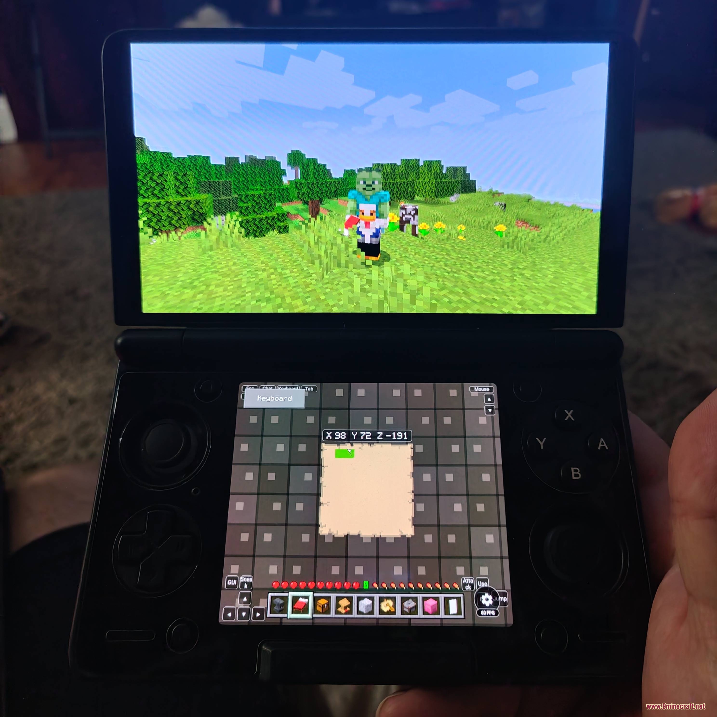 Panoramic Sightlines Mod Screenshot 4 Handheld device showing Minecraft gameplay on top and a map on bottom