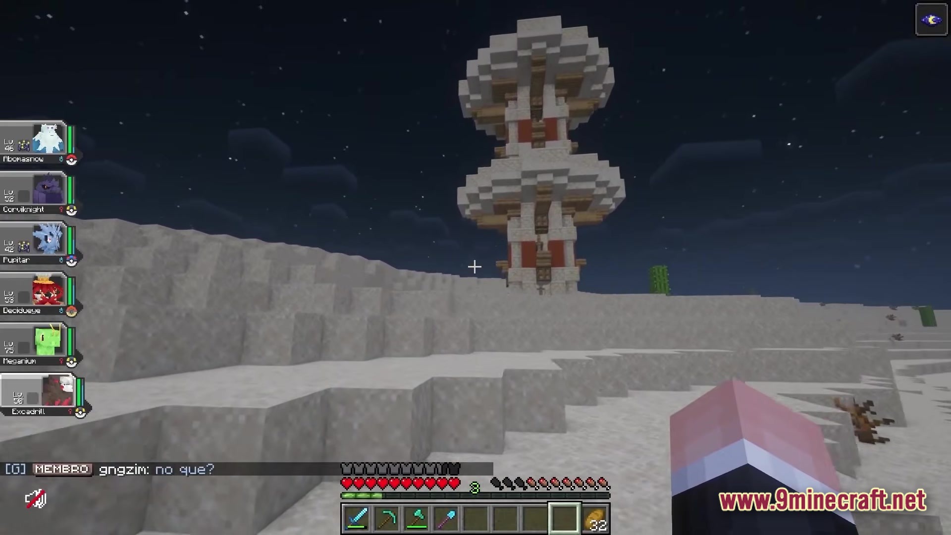 Servidor Jornadas Cobblemon Modpack Screenshot 1 A tall white and red tower structure stands in a desert biome at night