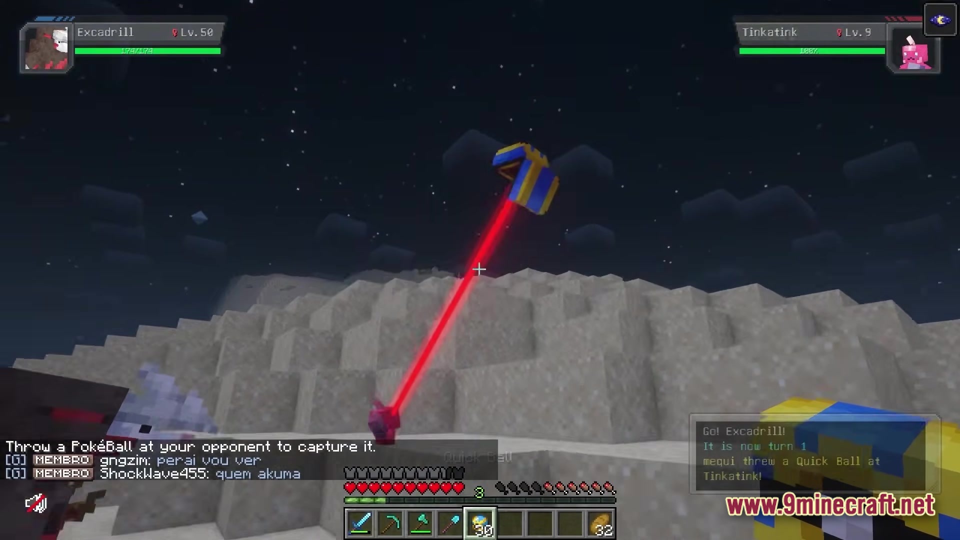 Servidor Jornadas Cobblemon Modpack Screenshot 3 A player throws a Quick Ball to capture a Tinkatink during a nighttime Cobblemon battle