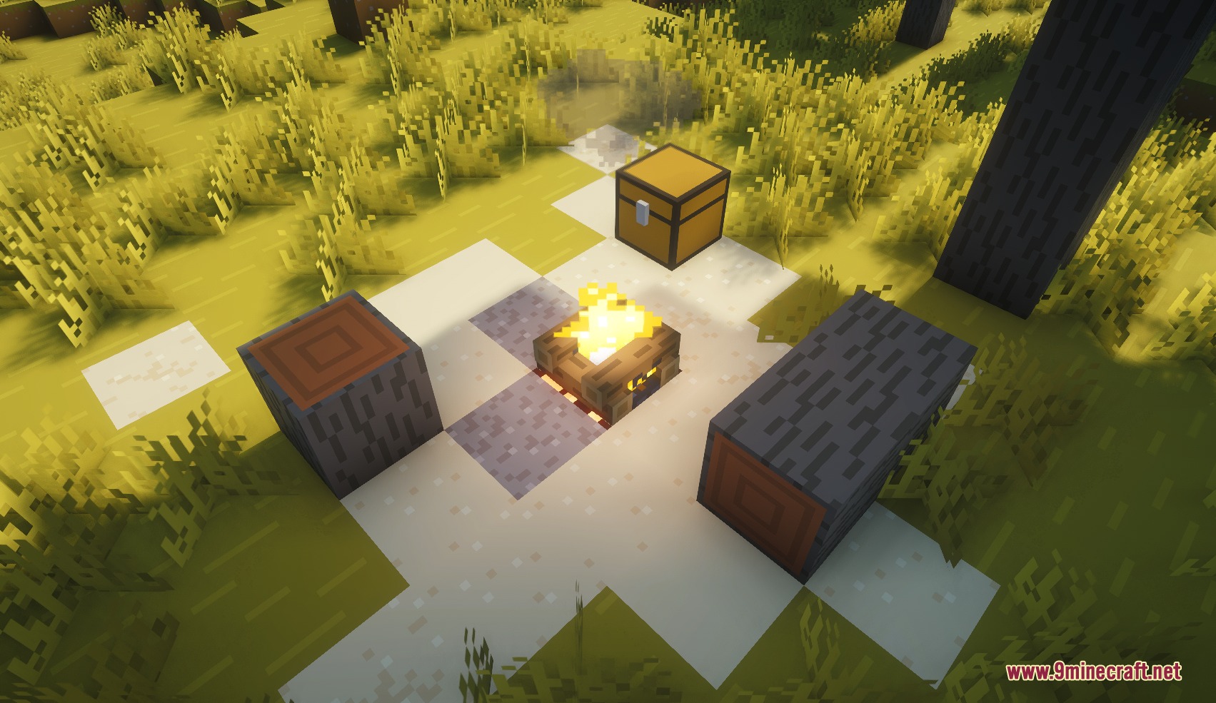 Small Structures Mod Screenshot 3 A small campsite from Small Structures Mod with a campfire and a chest