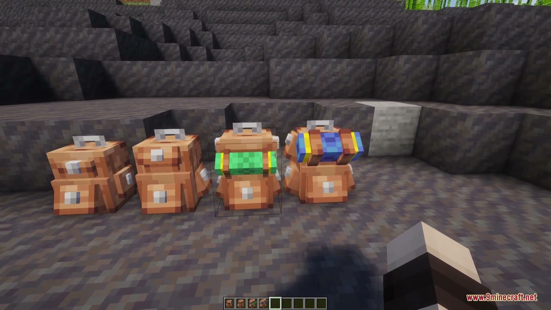 Vagabond Cargo Mod Screenshot 4 Player selecting a medium backpack with a green carpet trim in Minecraft