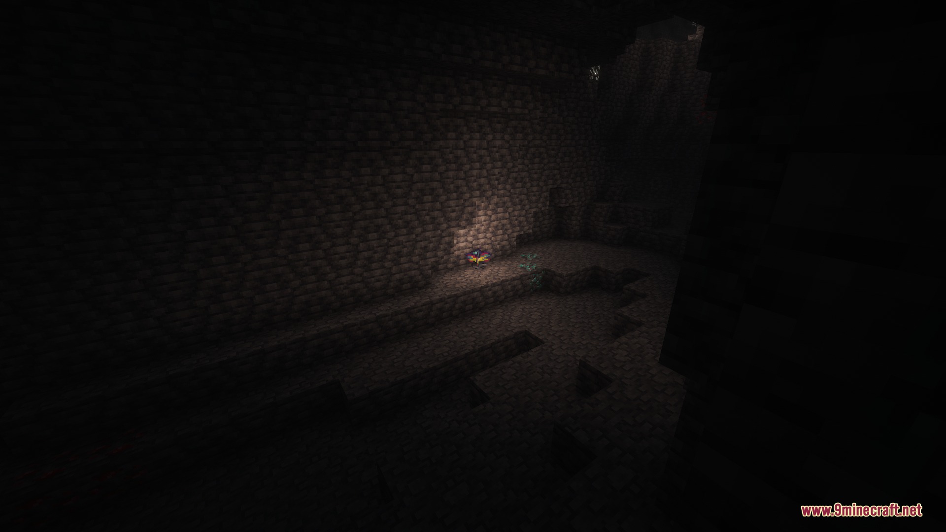 Weavers Paradise Mod Screenshot 3 A glowing item sits on the ground inside a dark underground cave