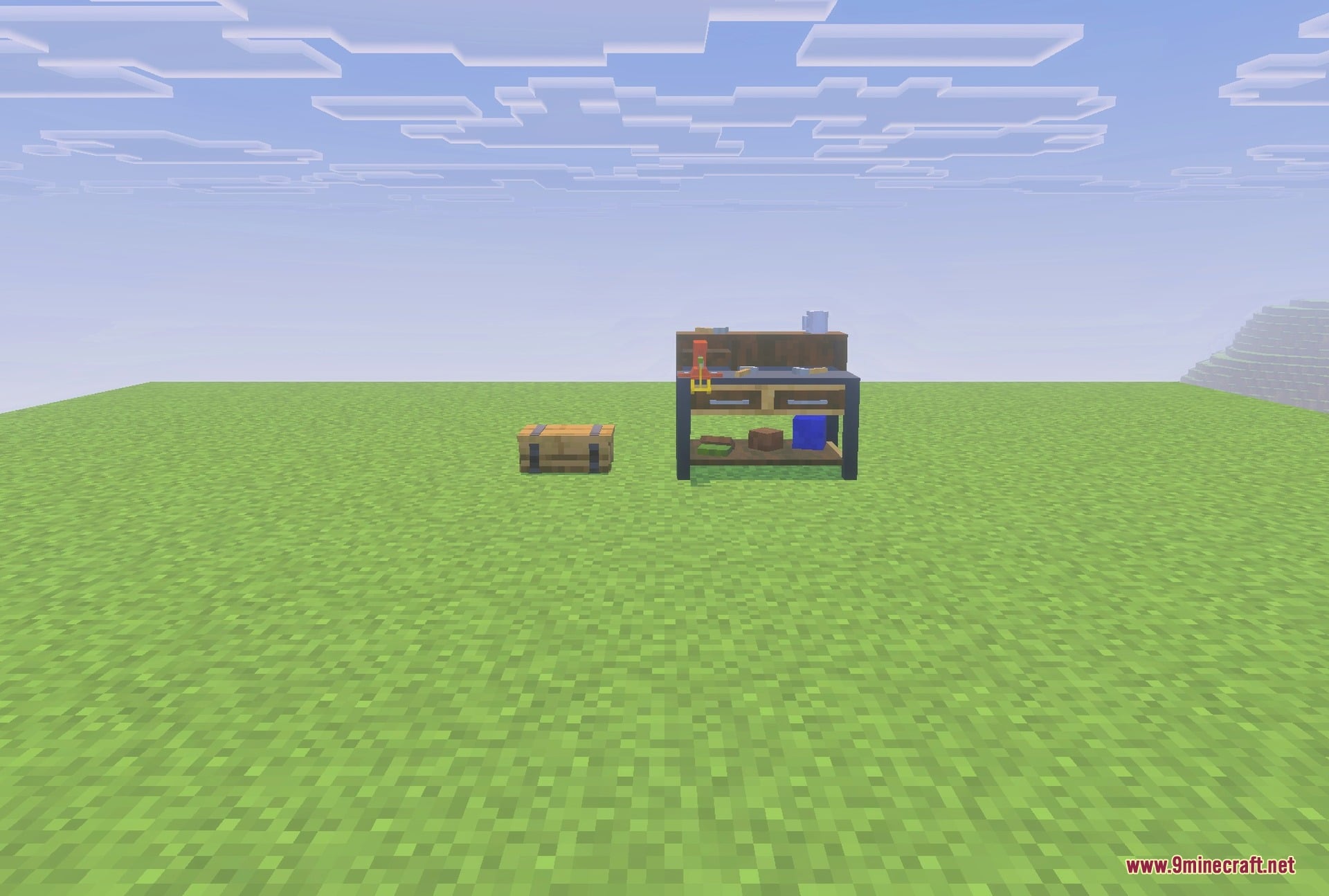 Simple Guns by Four Addon Screenshot 7 The ammunition bench and the death crate that stores your gear