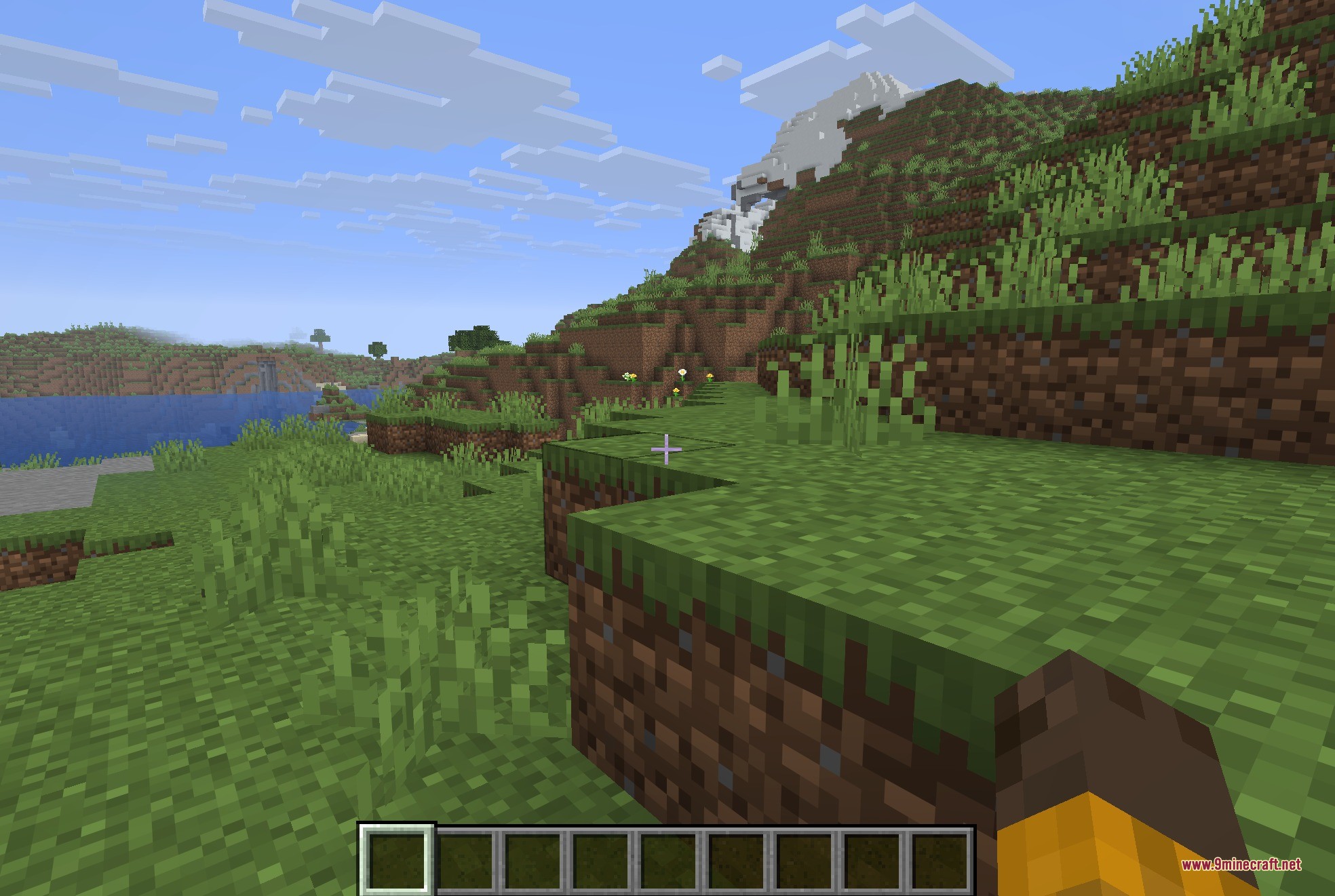 Crosshair Bobbing 9minecraft Mod Screenshot 1 A mira permanece centralizada enquanto o jogador olha para uma colina gramada cênica