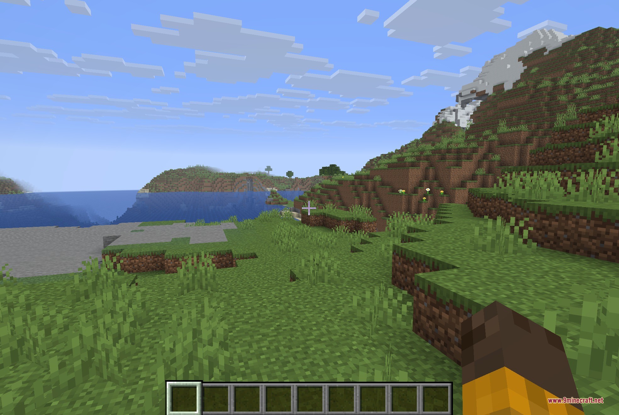 Crosshair Bobbing 9minecraft Mod Screenshot 2 A mira se move dinamicamente para seguir o movimento do jogador enquanto caminha pela grama