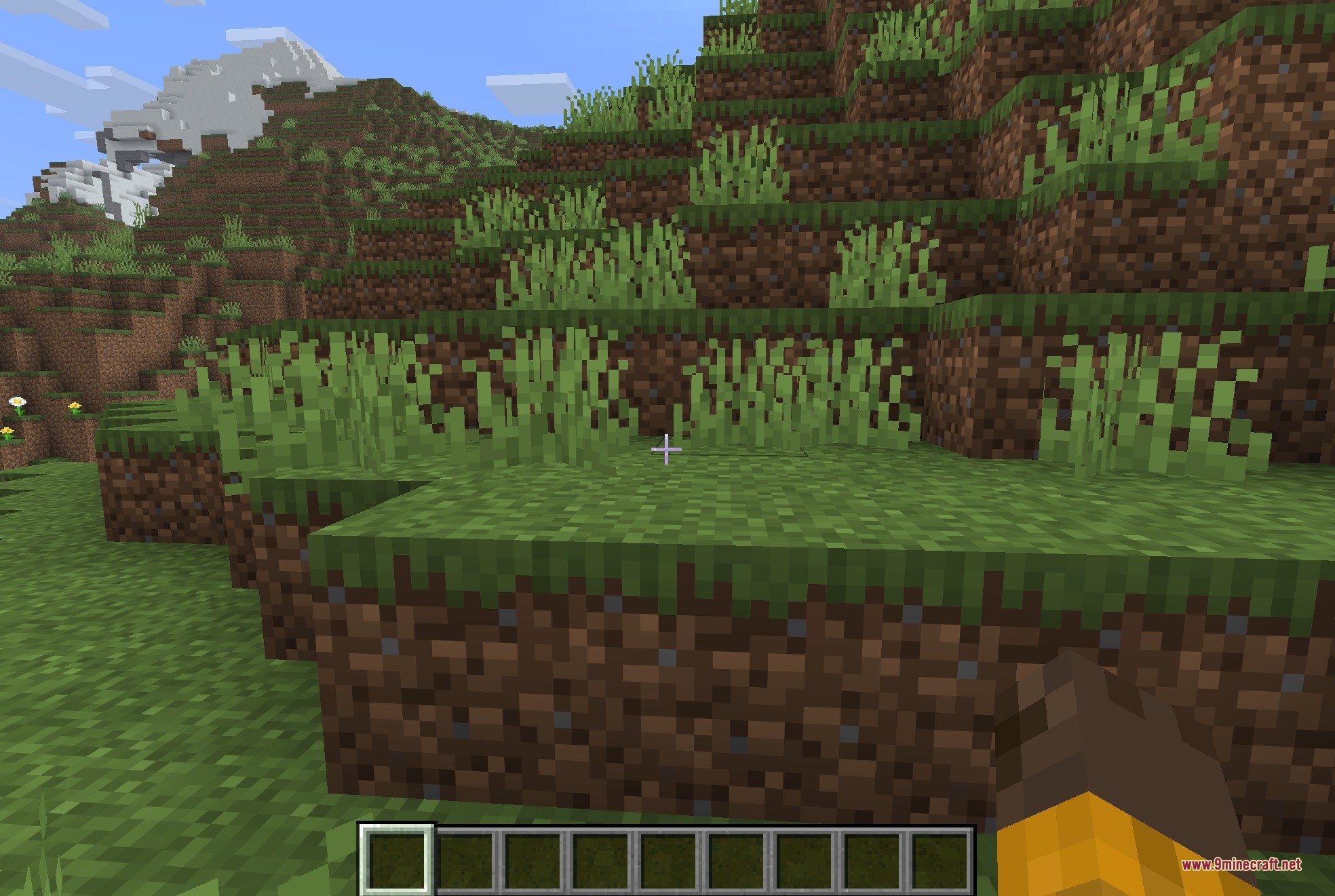 Crosshair Bobbing 9minecraft Mod Screenshot 3 Um jogador parado diante de uma colina gramada com a mira centralizada na tela