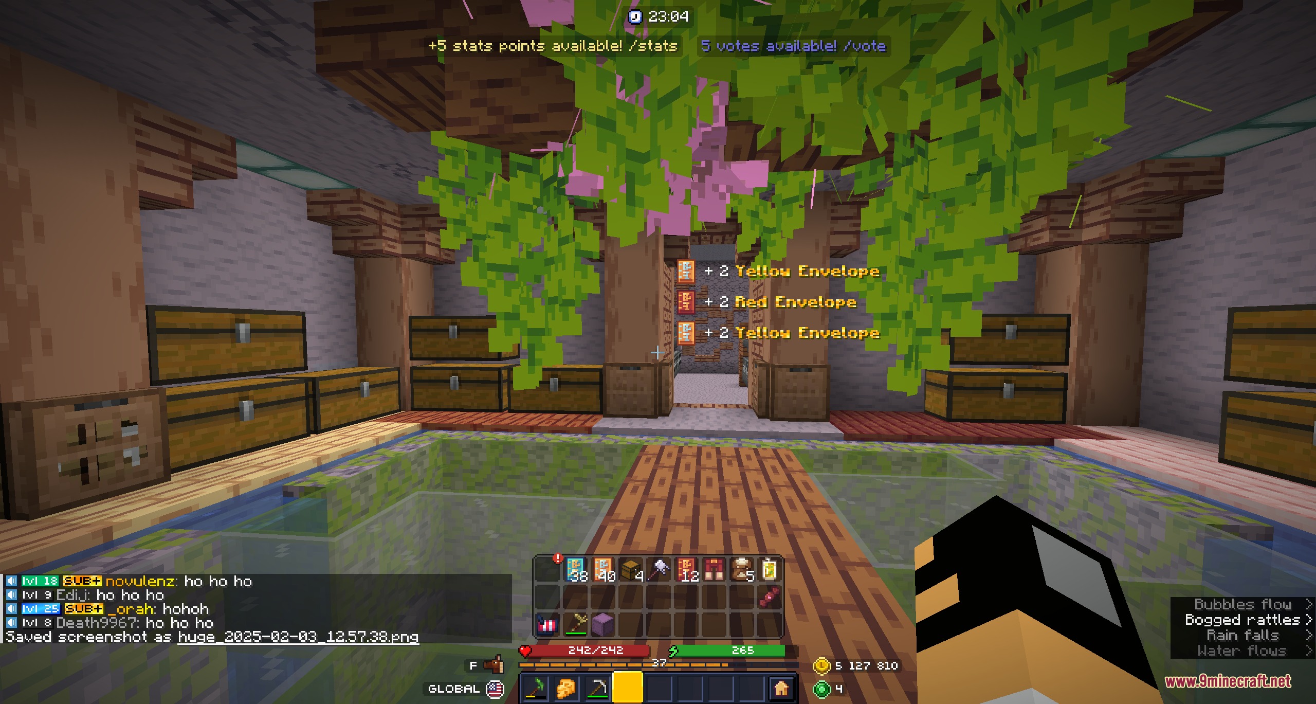 Unbound Gameplay Enhancement Mod Screenshot 3 On screen tooltips display recently collected items inside a decorated Minecraft room