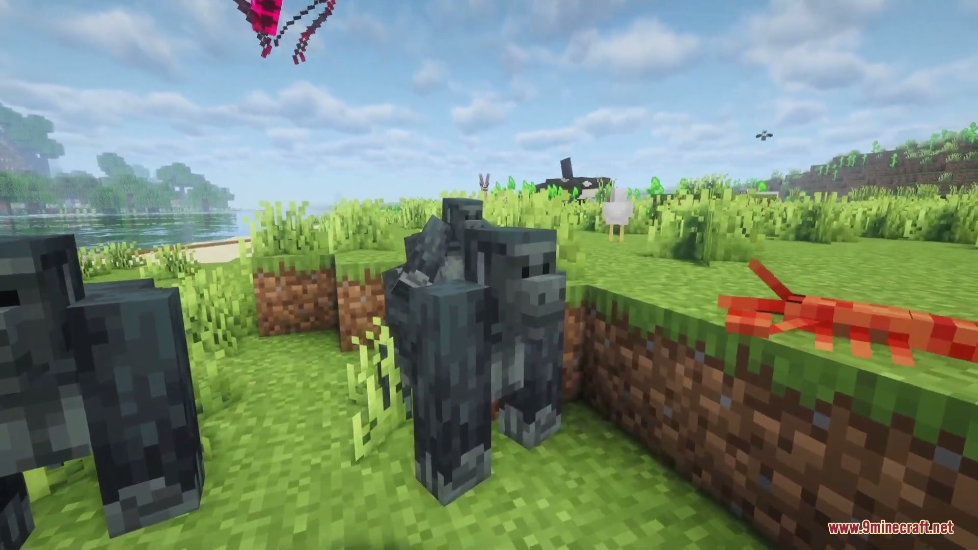 Wildlands Bestiary Renascent Mod Screenshot 3 A silverback gorilla and a red centipede in a lush green biome